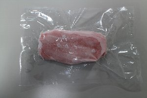 液体凍結機から取り出した豚肉。